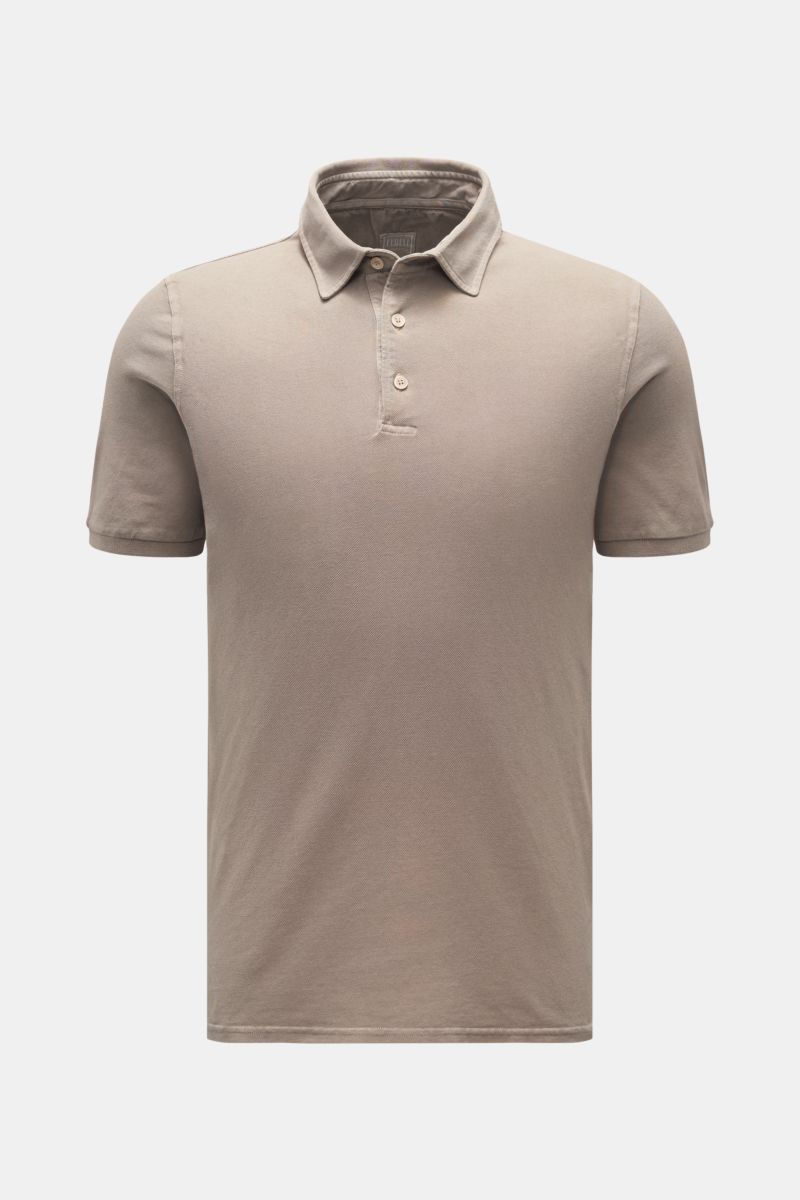 Fedeli Poloshirt 'North' taupe, frontale Nahaufnahme, Slim Fit, Baumwoll-Piqué, garment dyed, Polokragen, Drei-Knopf-Leiste, seitliche Saumschlitze, hinten verlängert.