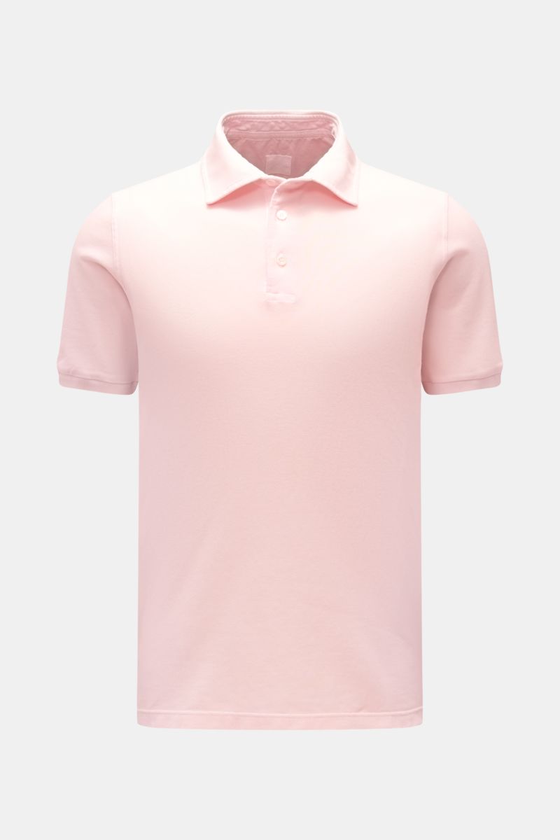 Fedeli Poloshirt 'North' rosé, Slim Fit, aus weichem Baumwoll-Piqué, garment dyed, Polokragen, Perlmuttknöpfe, frontale Nahaufnahme.