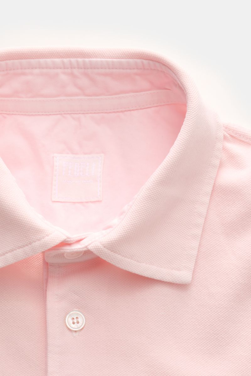 Fedeli Poloshirt 'North' rosé in Nahaufnahme von oben, Piqué-Baumwolle, Slim Fit, garment dyed, Perlmuttknöpfe, typischer Polokragen.