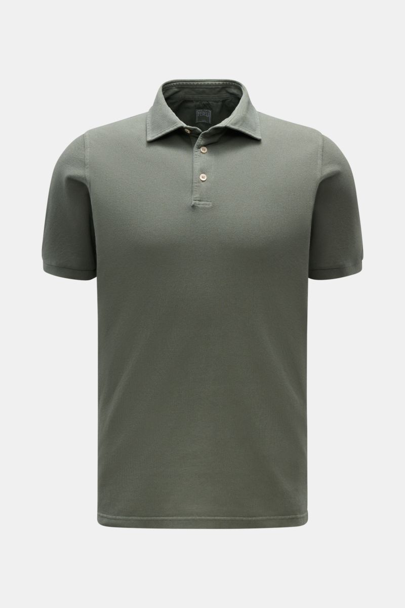 Front view of Fedeli Poloshirt 'North' graugrün, a slim fit, soft cotton piqué polo with a typical collar, three mother-of-pearl buttons, side slits, and slightly extended back. 

Quiet Luxury: Das cleane Poloshirt 'North' aus hochwertigem Baumwoll-Piq