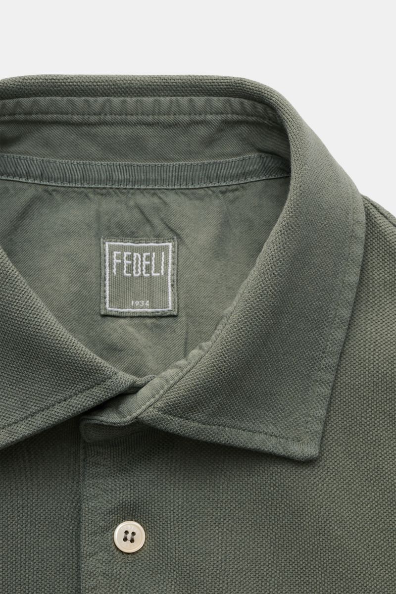 Fedeli Poloshirt 'North' graugrün in close-up front view, showing soft cotton piqué, slim fit, pearl buttons, and clean collar. Quiet Luxury: Das cleane Poloshirt 'North' aus hochwertigem Baumwoll-Piqué von FEDELI kommt ganz ohne Logos aus und wurde im ga