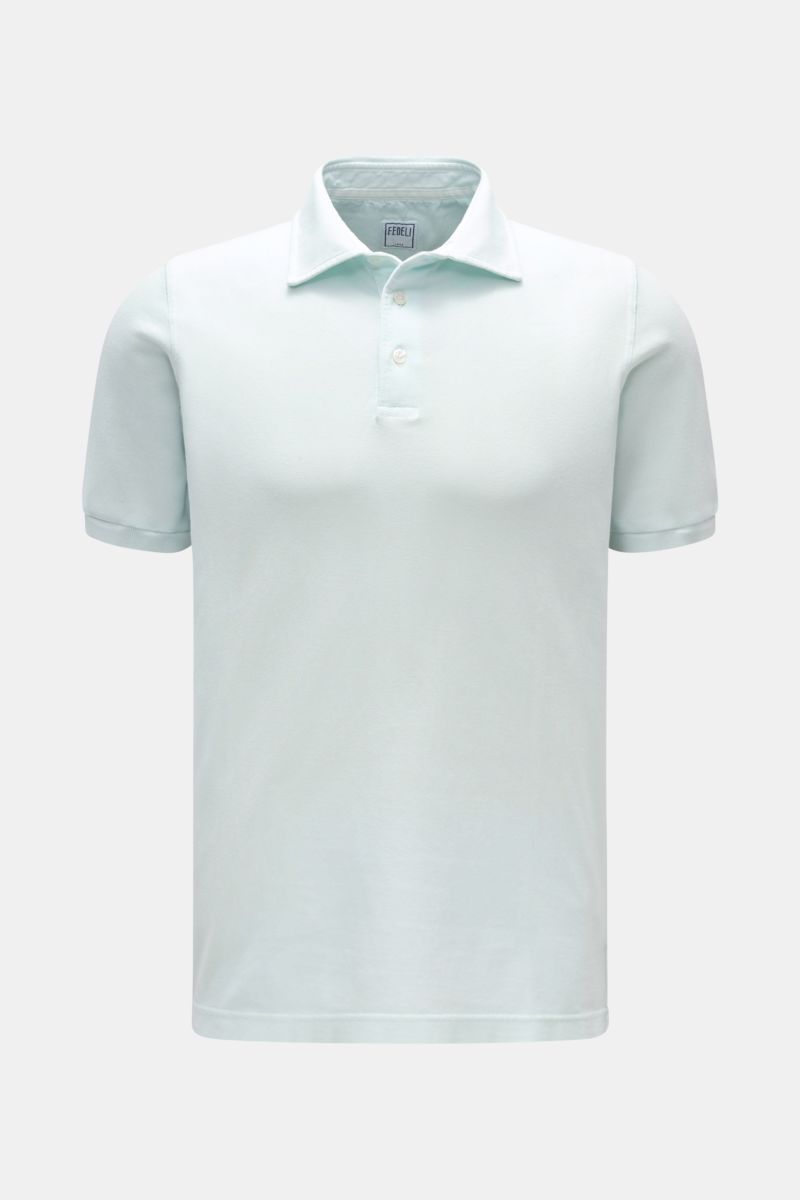 Fedeli Poloshirt 'North' mintgrün, front view of a slim fit, garment-dyed mint green polo shirt with three mother-of-pearl buttons, typical collar, soft pure cotton piqué, side slits, and slightly longer back. Quiet Luxury: Das cleane Poloshirt 'North'