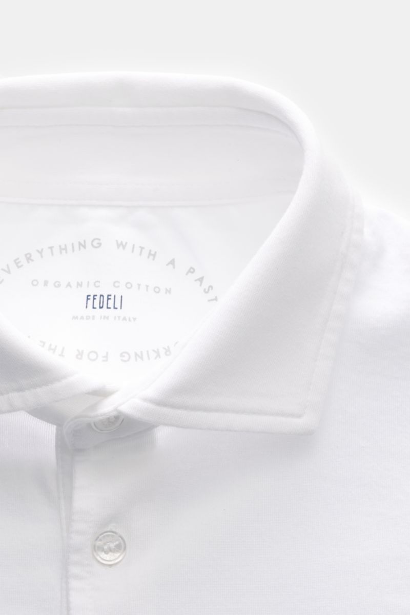 Fedeli Jersey-Poloshirt 'Zero' weiß, Front nah, Slim Fit Jersey aus Bio-Baumwolle, Haifisch-Kragen, Drei-Knopf-Leiste mit Perlmuttknöpfen, seitliche Saumschlitze.