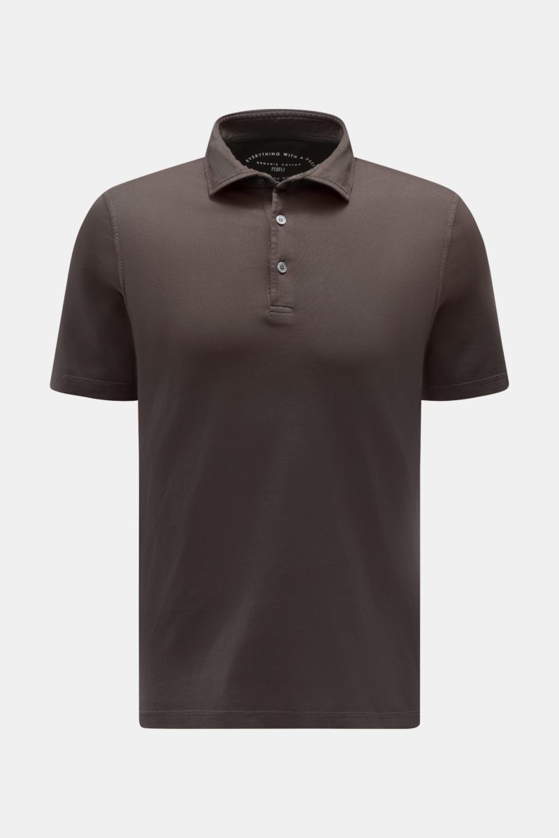 Fedeli Jersey-Poloshirt 'Zero' graubraun, Slim Fit, aus Bio-Baumwolle, Haifisch-Kragen, Drei-Knopf-Leiste, frontal fotografiert, seitliche Saumschlitze.