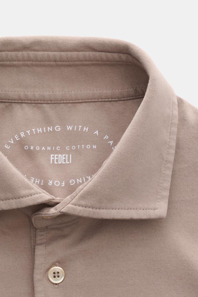 Fedeli Jersey-Poloshirt 'Zero' taupe, Nahaufnahme von Haifisch-Kragen und Perlmutt-Knopf, reine Bio-Baumwolle, garment dyed, Slim Fit.