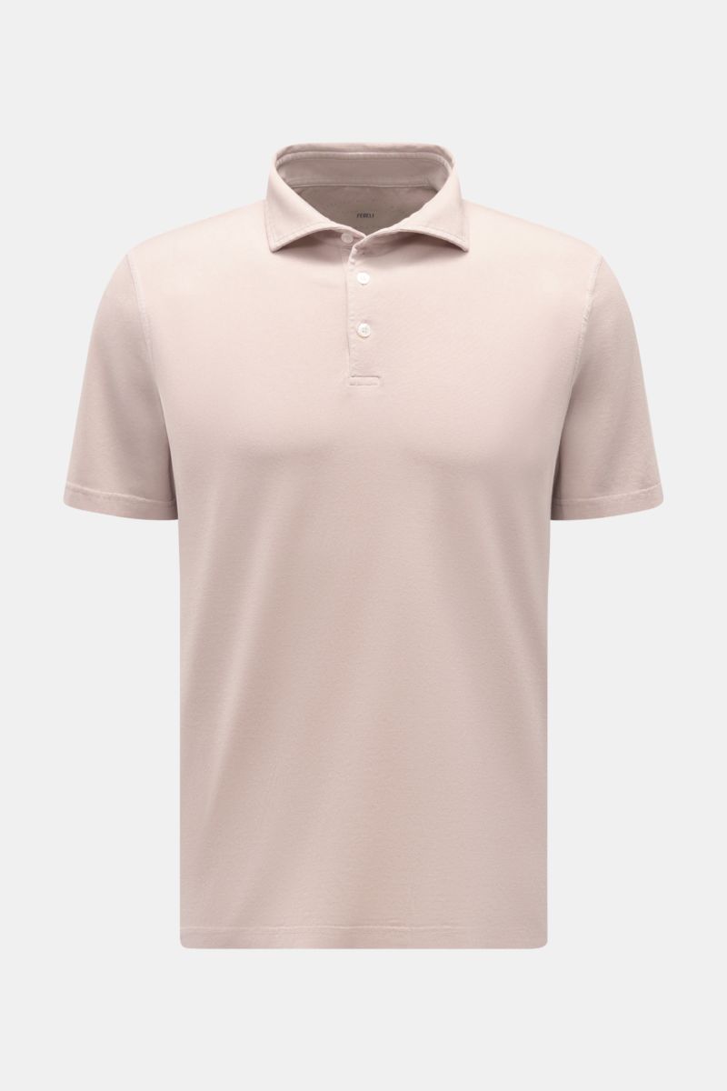 Fedeli Jersey-Poloshirt 'Zero' beige, frontale Nahaufnahme, Slim Fit, Haifisch-Kragen, drei Perlmuttknöpfe, Bio-Baumwolle, garment dyed, seitliche Saumschlitze.