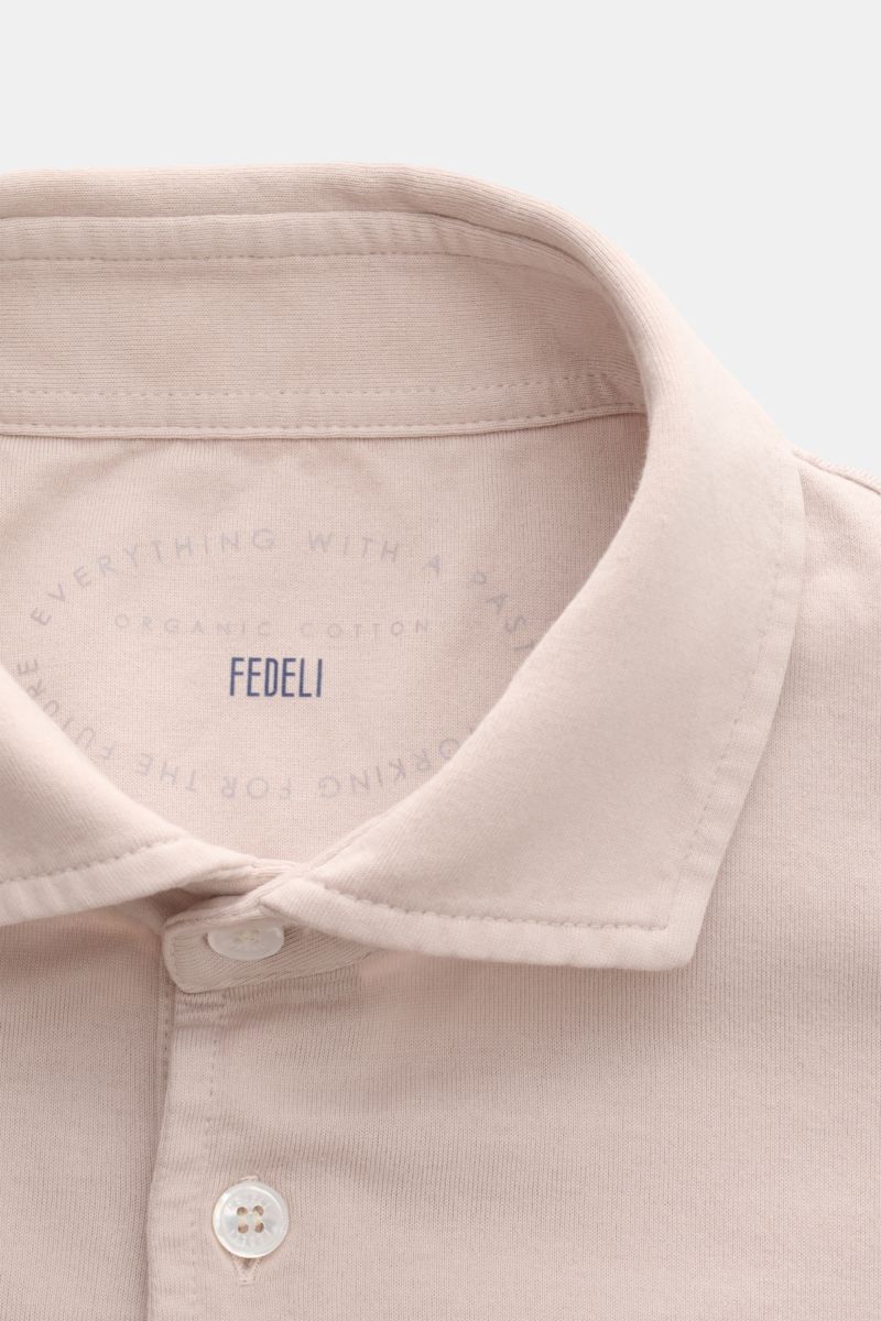 Nahaufnahme des Fedeli Jersey-Poloshirt 'Zero' beige mit Haifischkragen, Perlmuttknöpfen und feiner Bio-Baumwolle, frontal fotografiert.