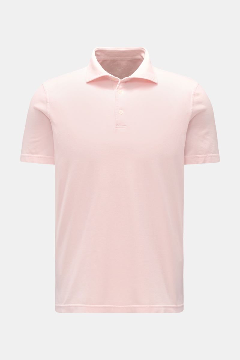 Fedeli Jersey-Poloshirt 'Zero' rosé, Frontansicht, Slim Fit mit Haifisch-Kragen, Drei-Knopf-Leiste, Bio-Baumwoll-Jersey, seitliche Saumschlitze.