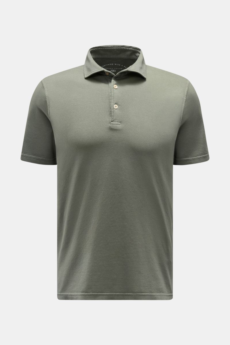 Fedeli Jersey-Poloshirt 'Zero' graugrün, Slim Fit, aus Bio-Baumwolle, haifisch-Kragen, Perlmuttknöpfe, frontale Perspektive.