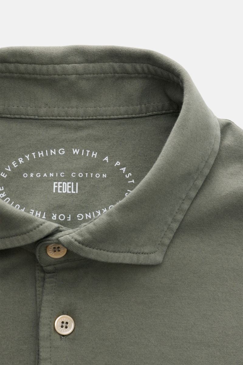Fedeli Jersey-Poloshirt 'Zero' graugrün, Slim Fit, Haifisch-Kragen, Drei-Knopf-Leiste mit Perlmuttknöpfen, aus Bio-Baumwolle, Front nah fotografiert.