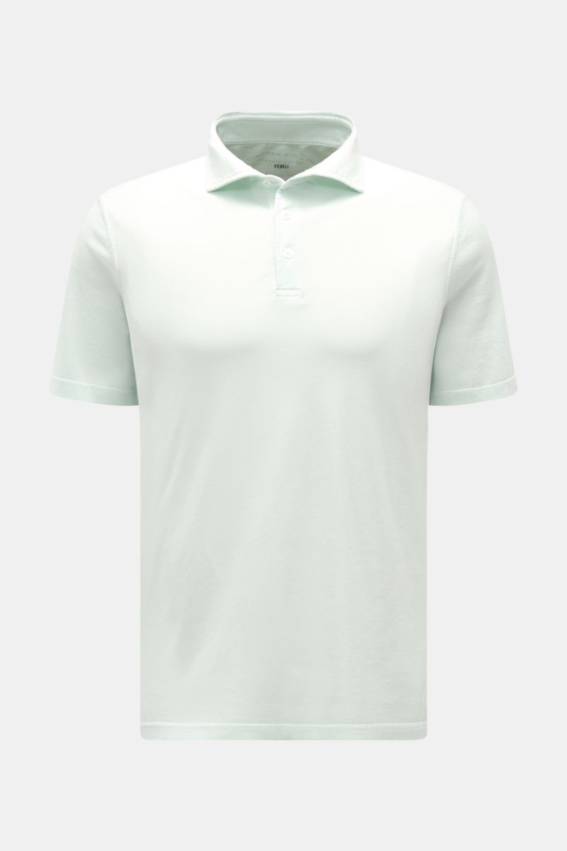 Fedeli Jersey-Poloshirt 'Zero' mintgrün, Slim Fit, aus reiner Bio-Baumwolle, Haifisch-Kragen, Perlmuttknöpfe, frontale Nahaufnahme.