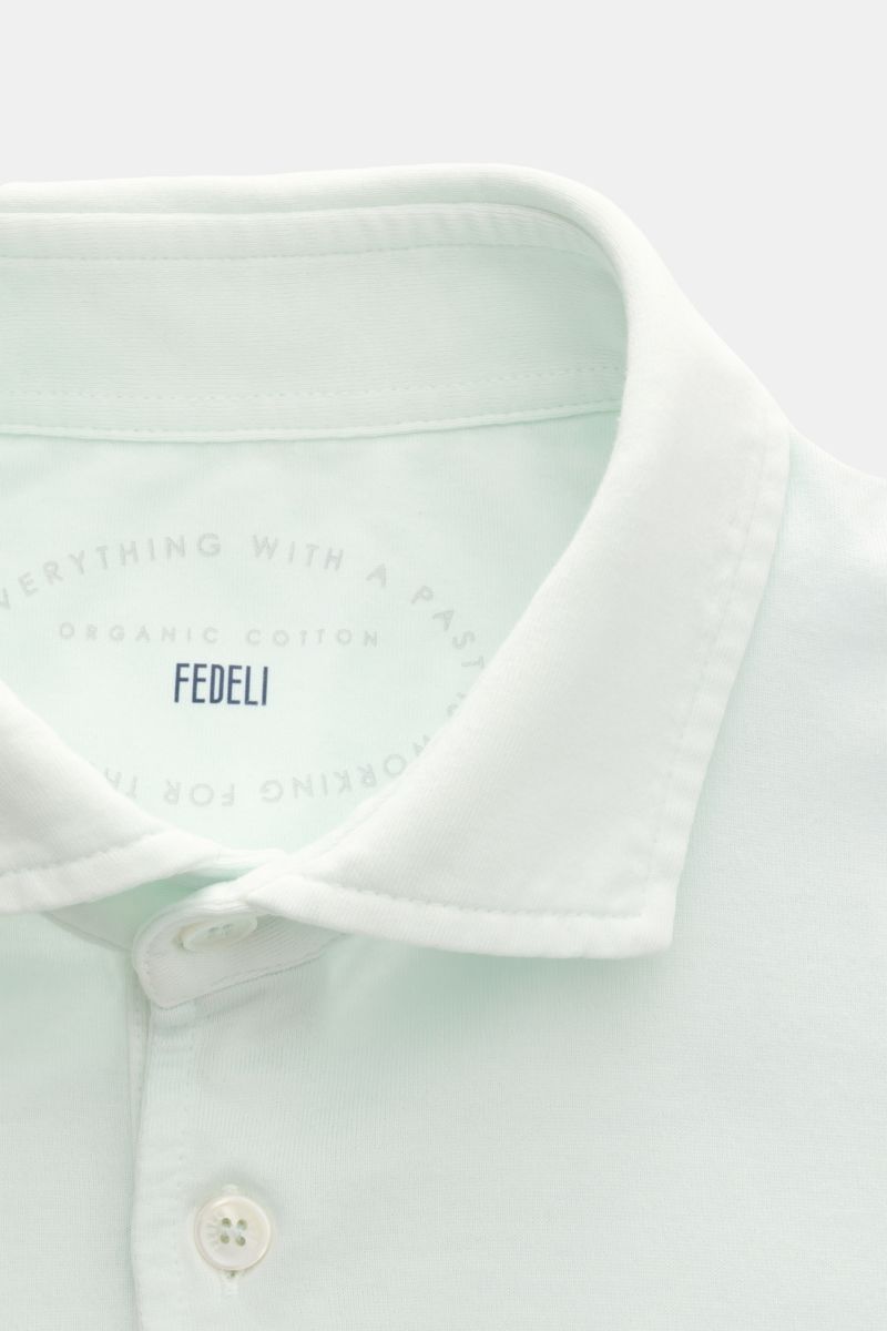 Fedeli Jersey-Poloshirt 'Zero' mintgrün, Nahaufnahme von oben, Slim Fit, Haifisch-Kragen, Bio-Baumwolle, Perlmuttknöpfe, seitliche Saumschlitze.