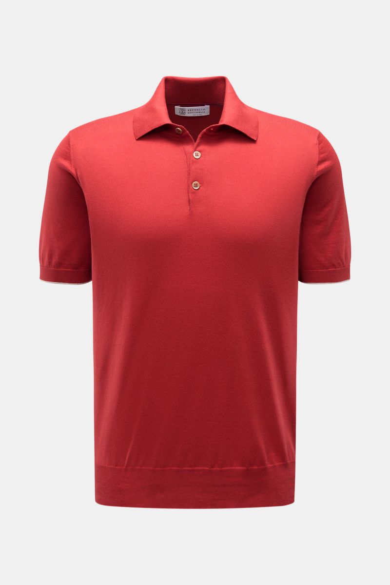 Front view of a red Brunello Cucinelli Kurzarm-Strickpolo rot, a slim fit short-sleeve polo knit from pure cotton with soft touch, fine knit, narrow contrast edges, classic collar, three-button placket, and flexible rib cuffs. Luxuriöse Alltags-Looks p