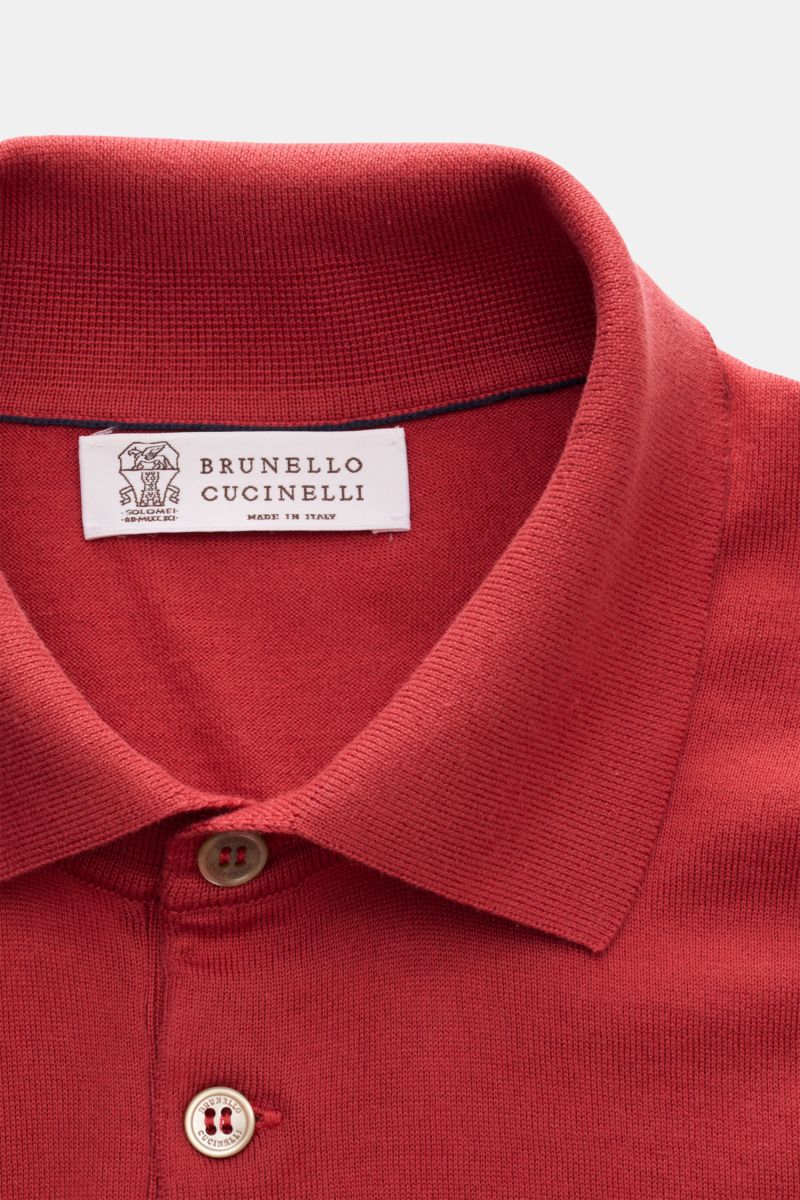 Brunello Cucinelli Kurzarm-Strickpolo rot shown from a close-up front perspective, highlighting the classic collar, three-button placket, and fine cotton knit texture. Luxuriöse Alltags-Looks profitieren von der leichten Strickqualität dieses zeitlosen