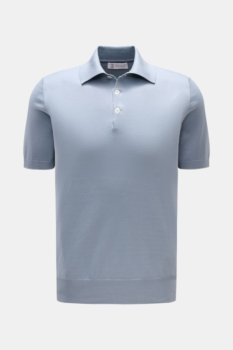 Front view of Brunello Cucinelli Kurzarm-Strickpolo rauchblau, a slim fit short-sleeve polo made of soft pure cotton knit with fine texture, classic collar, three-button placket, and flexible ribbed cuffs. Luxuriöse Alltags-Looks profitieren von der le