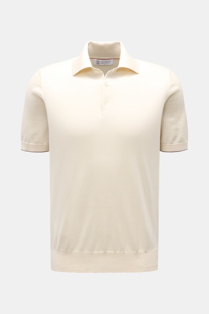 Brunello Cucinelli Kurzarm-Strickpolo creme shown from the front, slim fit with classic collar, three-button placket, and soft cotton knit.