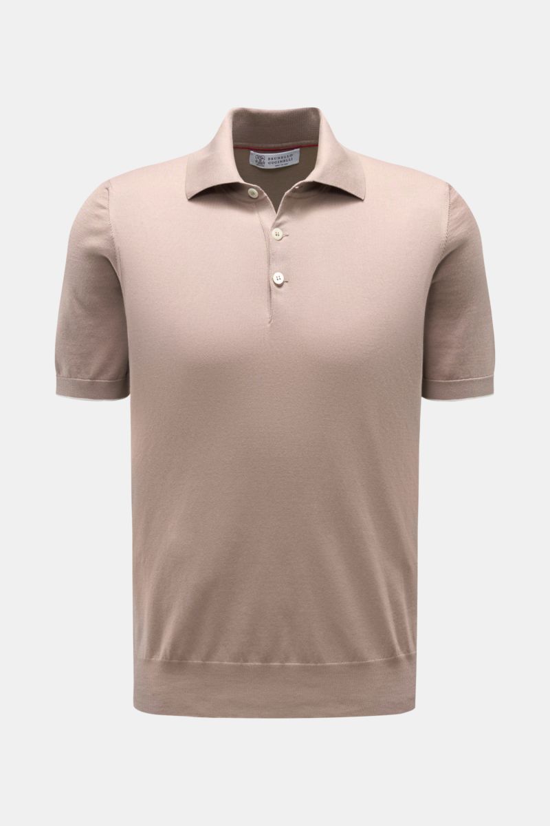 Front view of the Brunello Cucinelli Kurzarm-Strickpolo taupe, a slim fit short-sleeve polo in soft pure cotton knit with classic collar and three-button placket. Luxuriöse Alltags-Looks profitieren von der leichten Strickqualität dieses zeitlosen Kurzarm