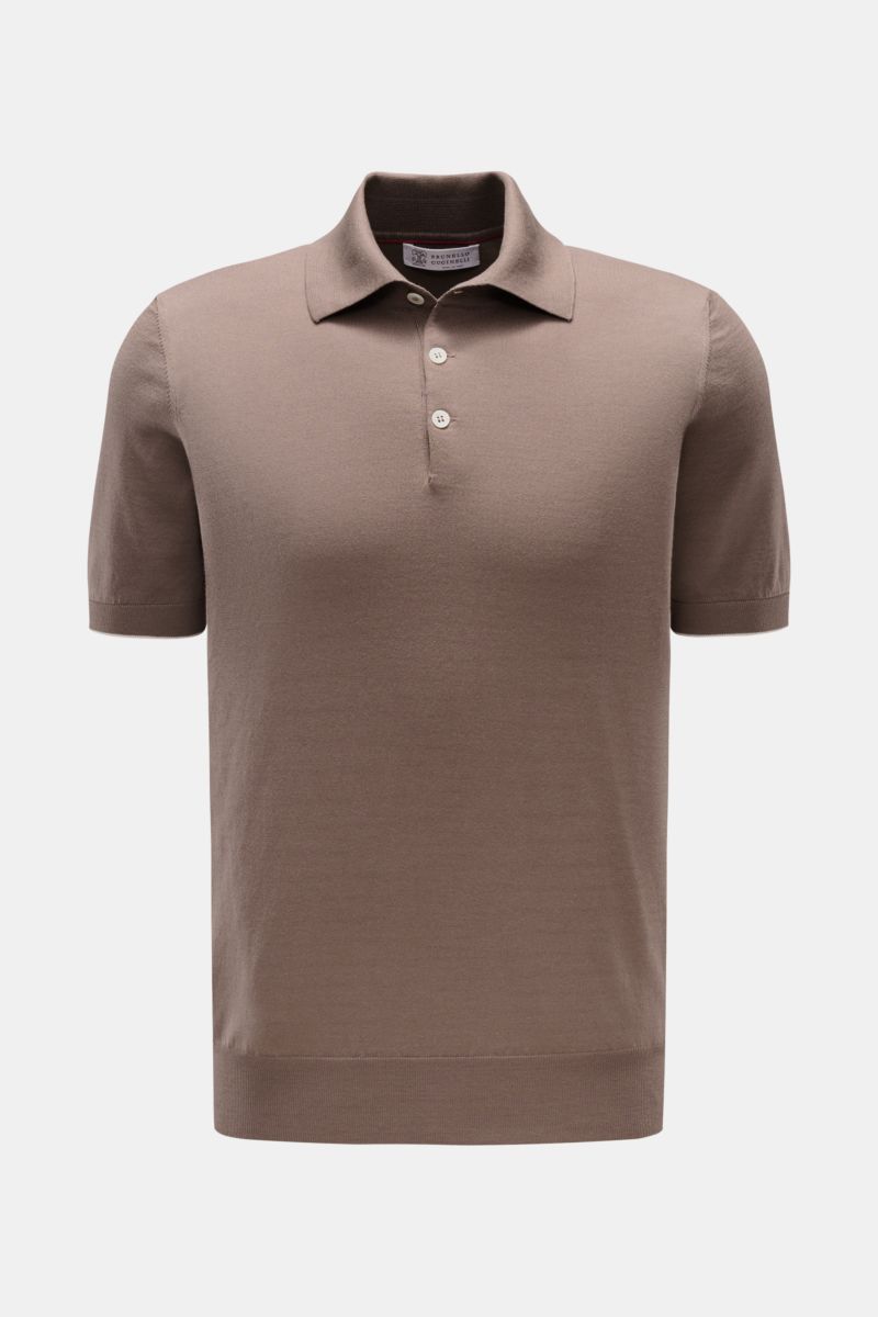 Front view of a slim fit Brunello Cucinelli Kurzarm-Strickpolo graubraun made of soft pure cotton knit with classic collar and three-button placket. Luxuriöse Alltags-Looks profitieren von der leichten Strickqualität dieses zeitlosen Kurzarm-Poloshirts vo