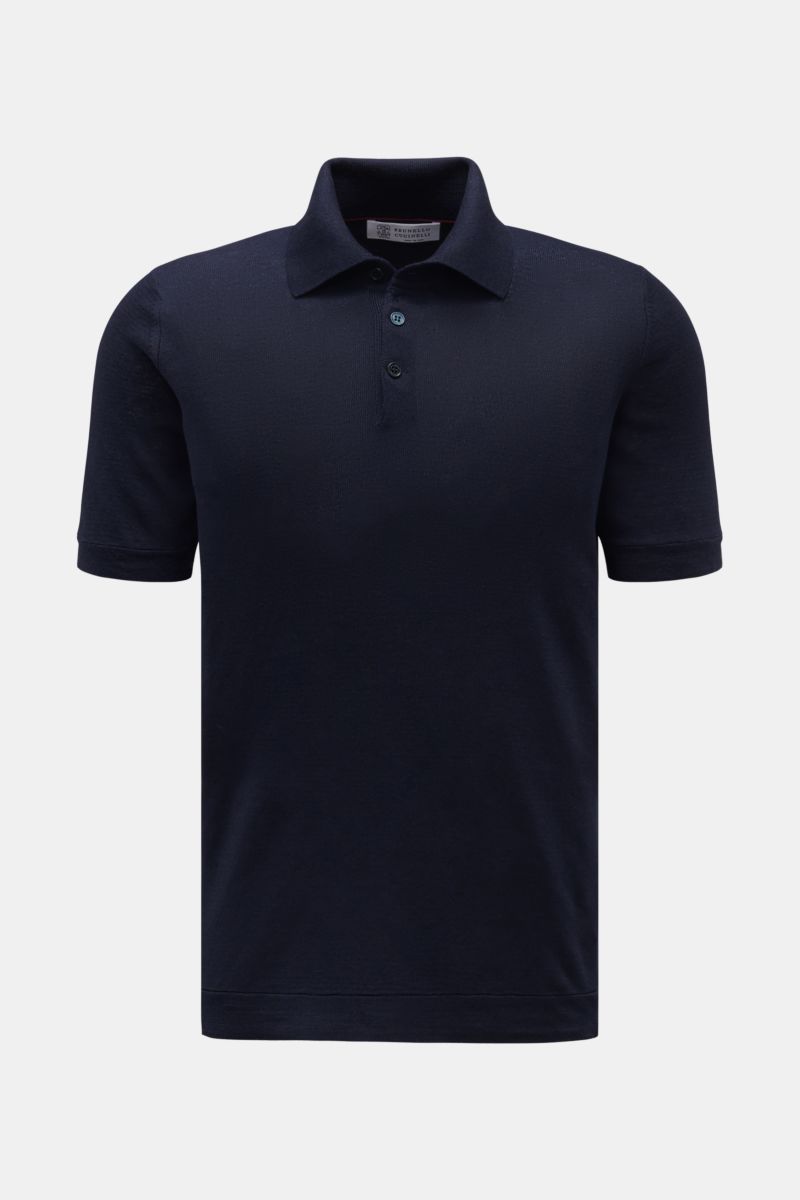 Front view of Brunello Cucinelli Kurzarm-Strickpolo dunkelblau, a slim fit dark blue short-sleeve knit polo with typical collar and three mother-of-pearl buttons.

Mit seinem luftigen Mix aus Leinen und Baumwolle bietet dieses stilvolle Strickpolo von 