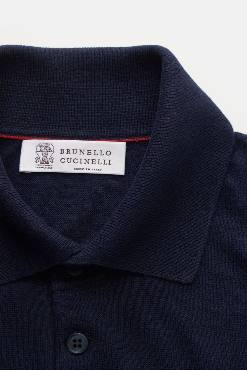 Close-up front view of Brunello Cucinelli Kurzarm-Strickpolo dunkelblau showing collar, buttons, and fine knit texture.

Mit seinem luftigen Mix aus Leinen und Baumwolle bietet dieses stilvolle Strickpolo von BRUNELLO CUCINELLI ein luxuriös leichtes Tr