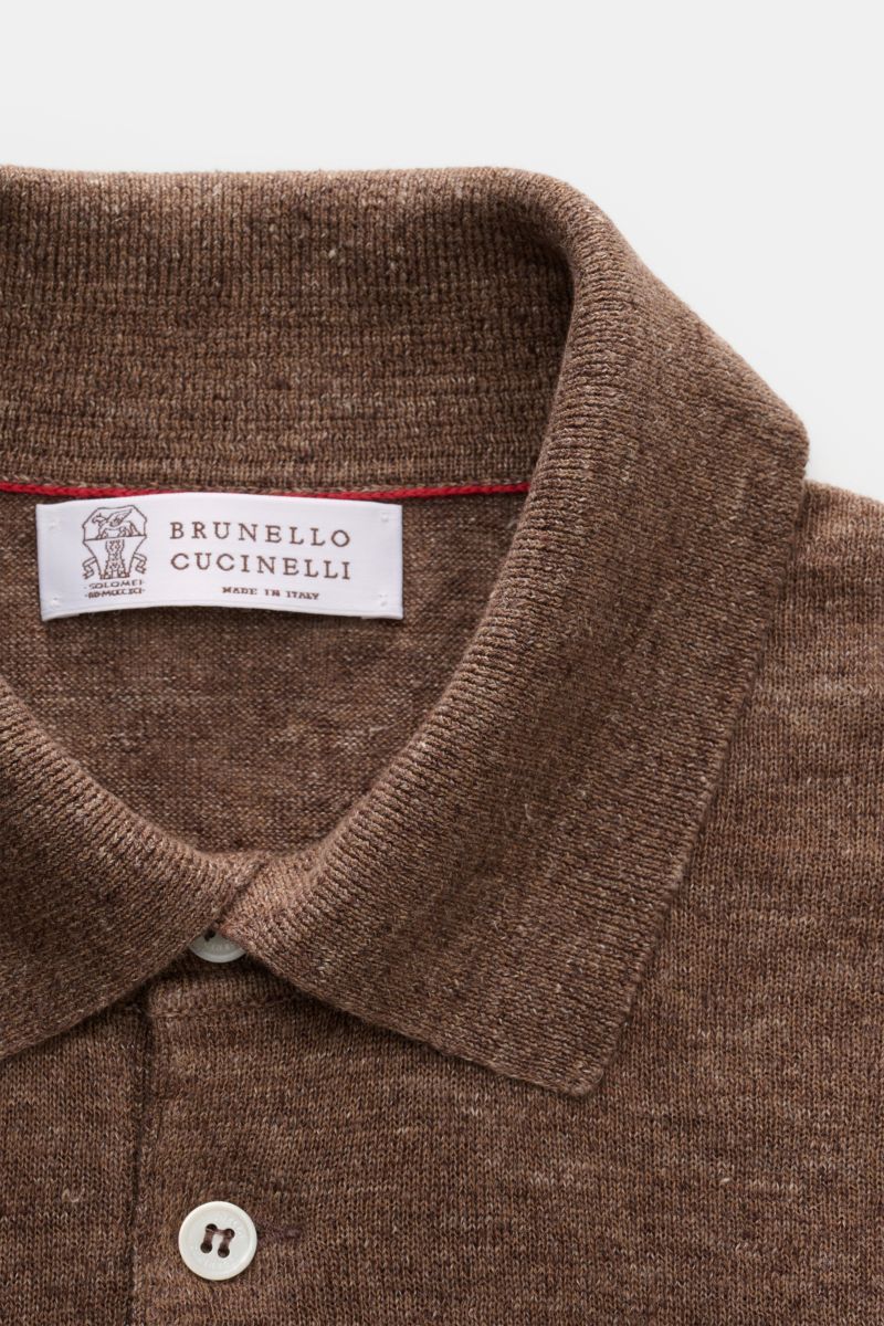 Close-up front view of the Brunello Cucinelli Kurzarm-Strickpolo braun meliert showing the brown melange knit texture, typical polo collar, and mother-of-pearl button placket.

Mit seinem luftigen Mix aus Leinen und Baumwolle bietet dieses stilvolle St