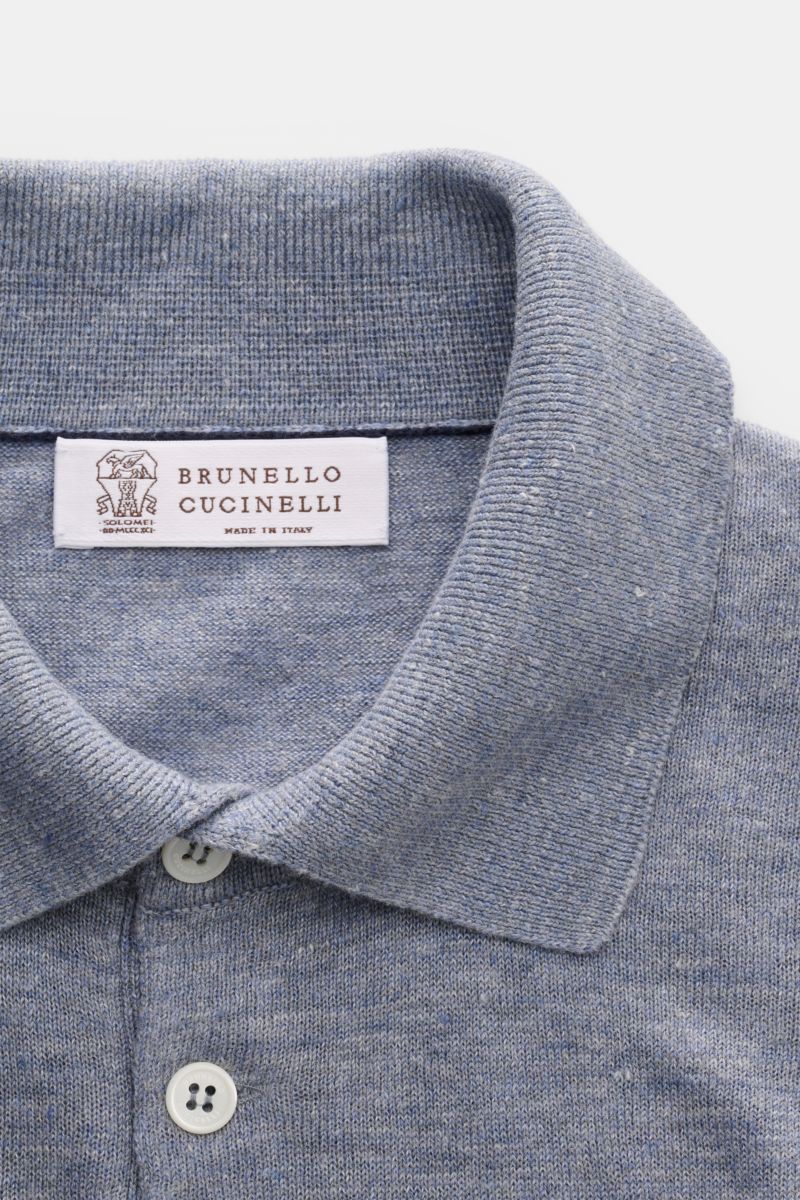 Brunello Cucinelli Kurzarm-Strickpolo rauchblau meliert shown from close-up top front, featuring typical polo collar, three mother-of-pearl buttons, and fine knit texture. Mit seinem luftigen Mix aus Leinen und Baumwolle bietet dieses stilvolle Strickp