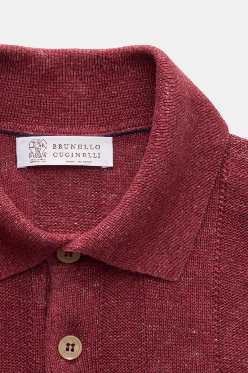Close-up front view of the Brunello Cucinelli Kurzarm-Strickpolo dunkelrot meliert, showcasing the soft knit collar and button details.

Elegantes Highlight in der Frühlings- und Sommersaison: Das luxuriöse Strickpolo von BRUNELLO CUCINELLI überzeugt m