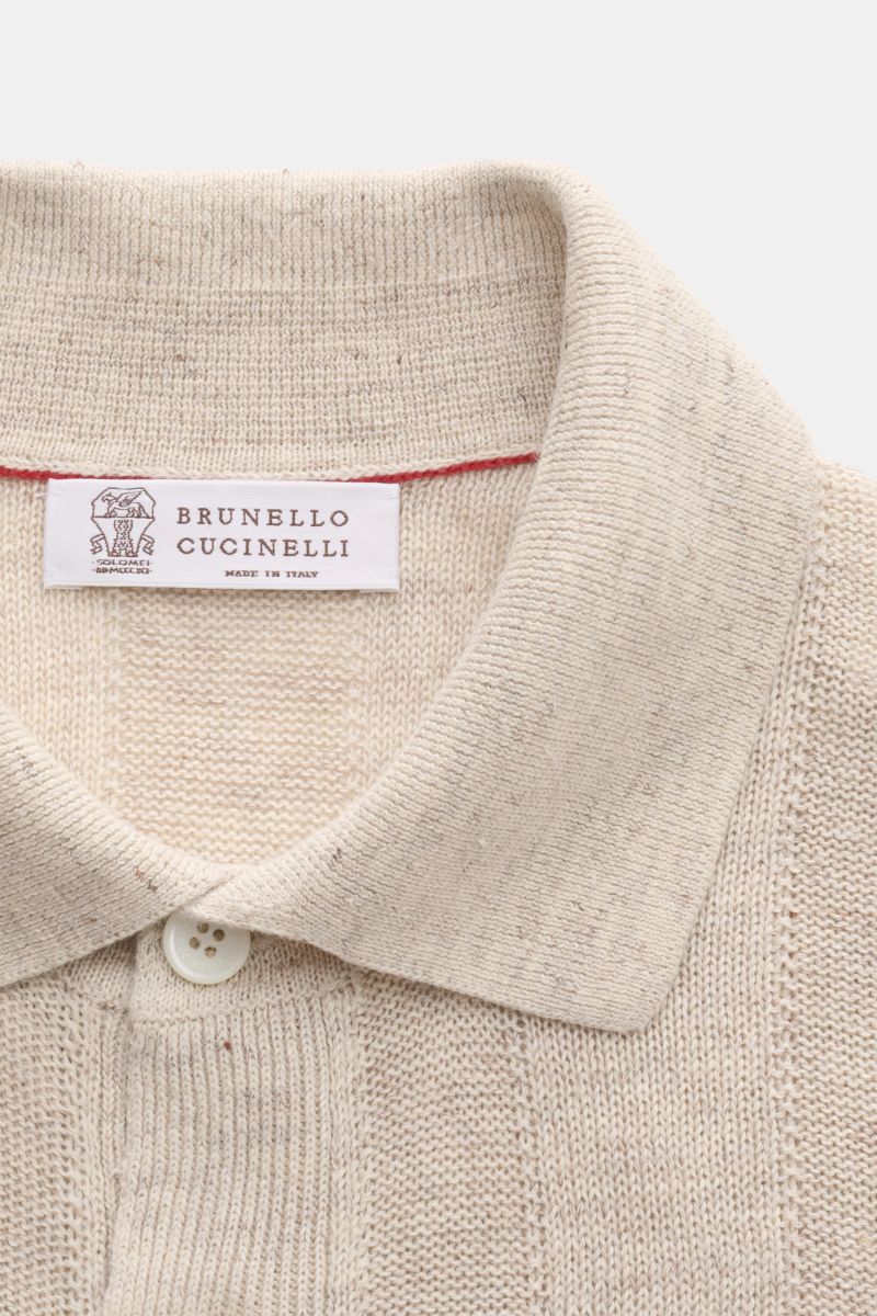 Close-up front view of the Brunello Cucinelli Kurzarm-Strickhemd sand meliert showing the classic fold-over collar, smooth button placket, and fine striped knit pattern. Elegantes Highlight in der Frühlings- und Sommersaison: Das luxuriöse Strickhemd von 