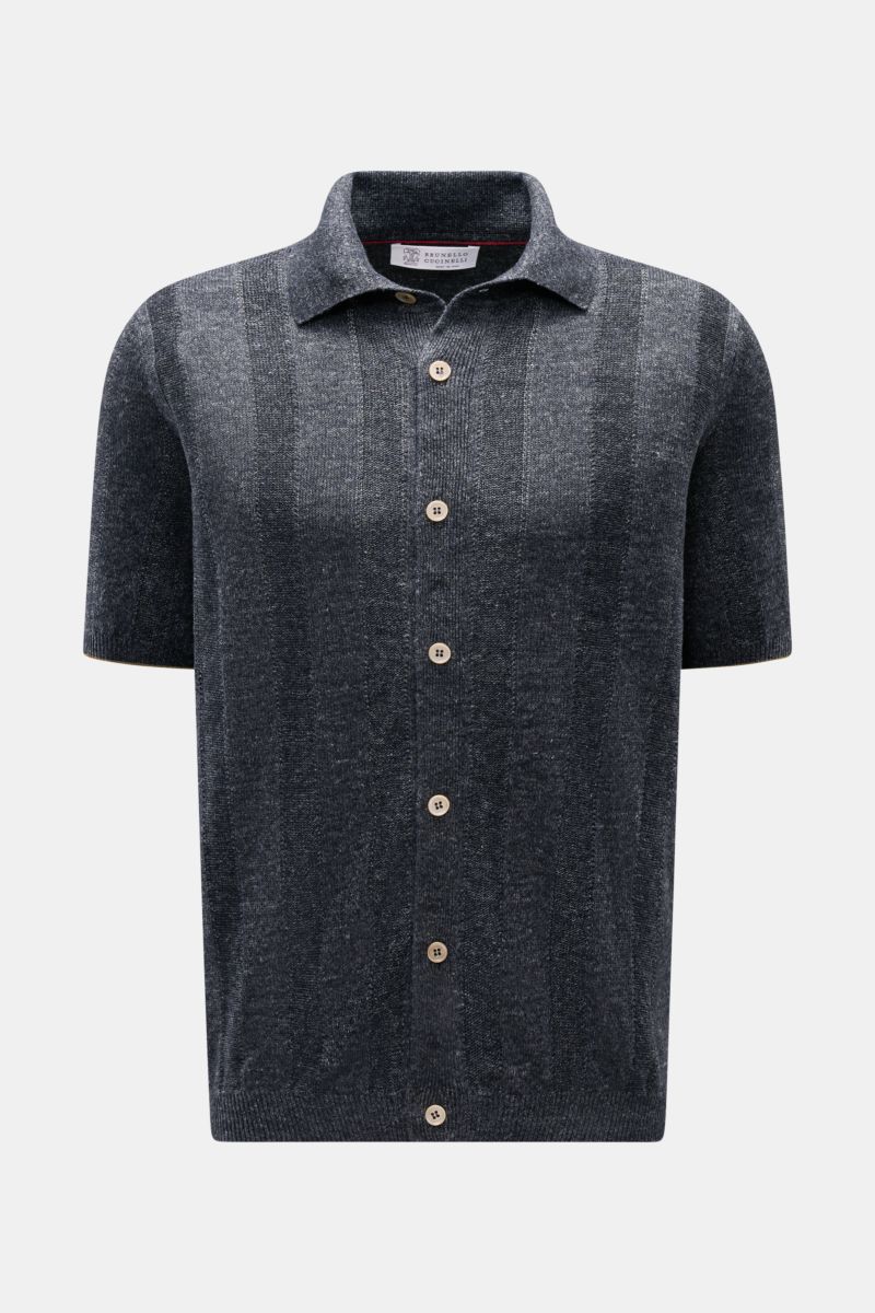 Brunello Cucinelli Kurzarm-Strickhemd anthrazit meliert, frontal fotografiert, mit klassischem Umlegekragen, glatter Knopfleiste, Streifenstrickmuster, Regular Fit aus Leinen-Baumwoll-Mix.