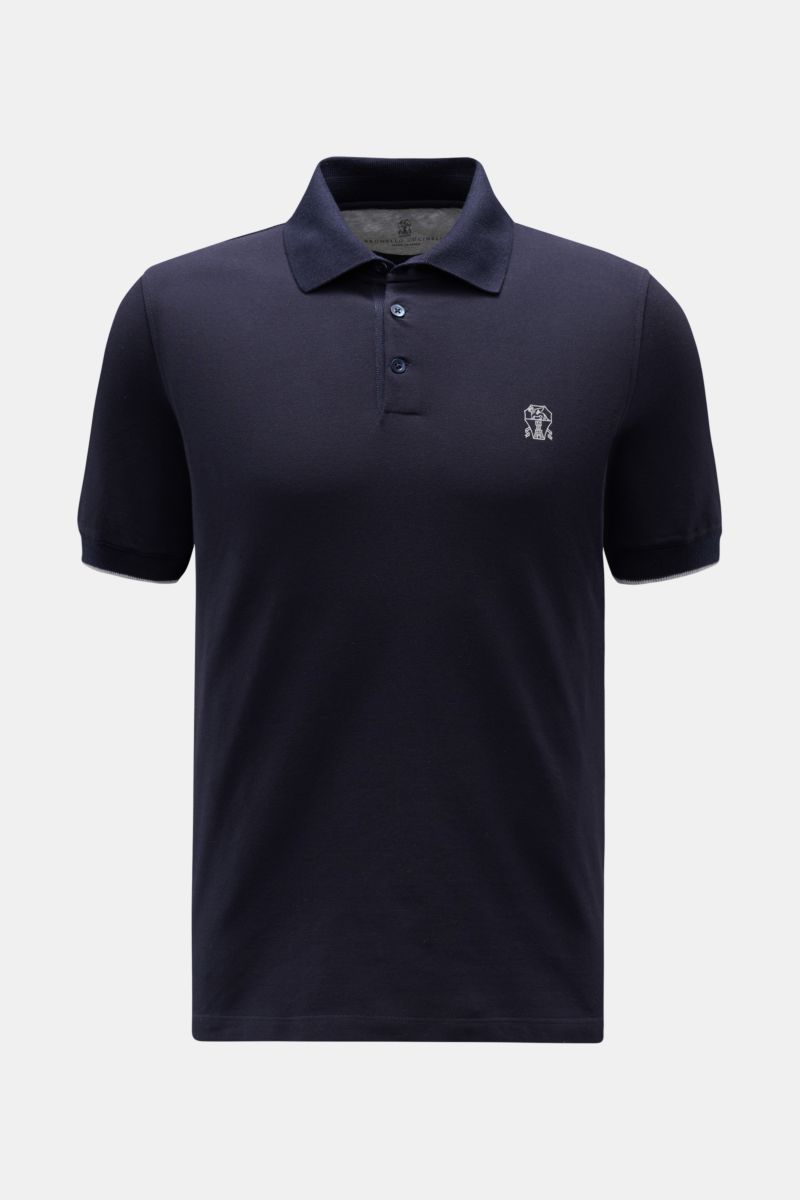 Brunello Cucinelli Poloshirt graublau shown from the front, timeless slim fit polo in pure cotton piqué with subtle logo, classic collar, three-button placket, ribbed cuffs with contrast edge, and short side slits. Cleanes Essential erster Wahl: Liebhaber