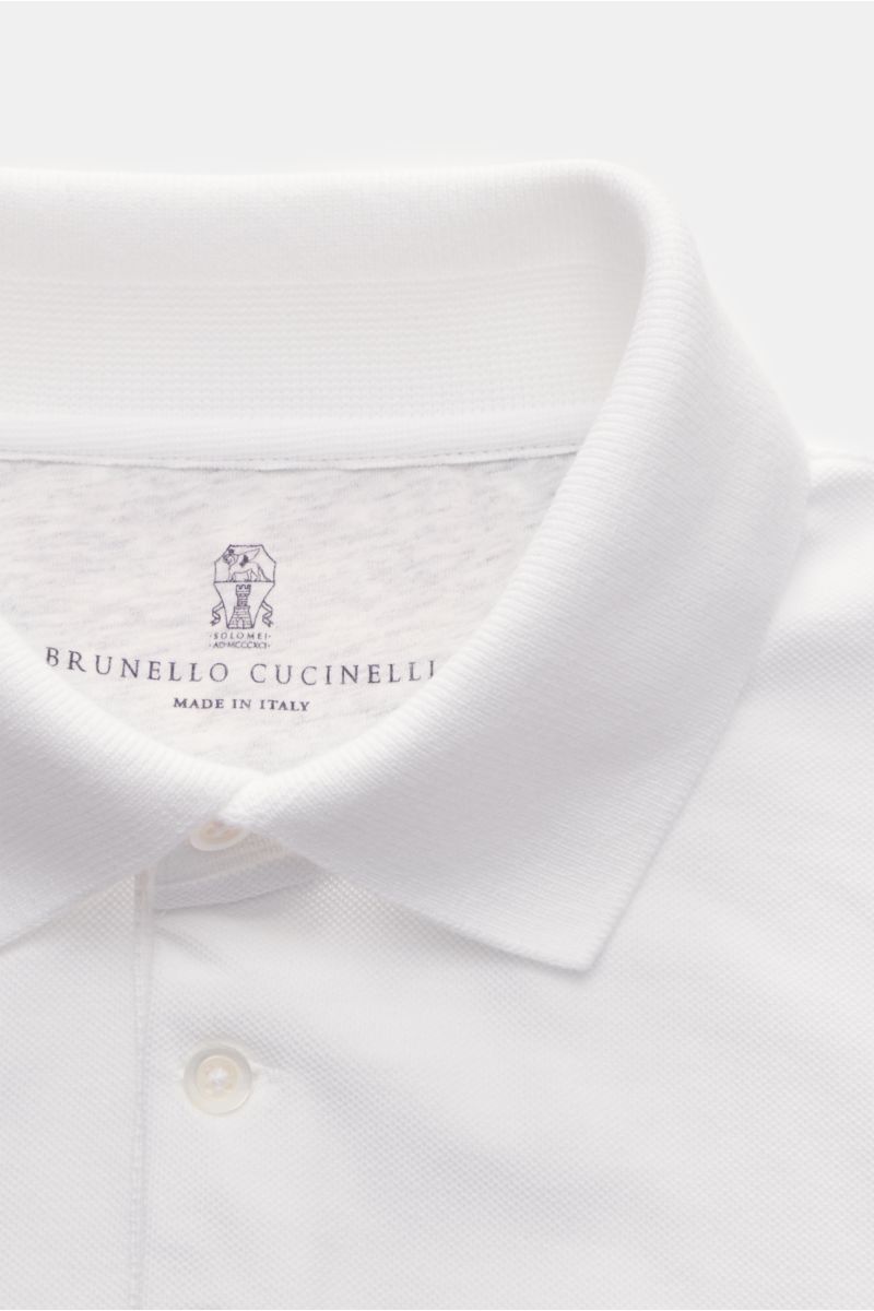 Brunello Cucinelli Poloshirt weiß, Nahaufnahme von oben, Slim Fit aus reinem Baumwoll-Piqué mit Polokragen und Drei-Knopf-Leiste.