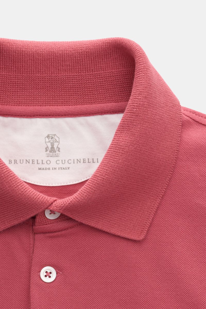 Brunello Cucinelli Poloshirt hellrot im Close-up, Slim Fit, Piqué-Baumwolle, Polokragen mit Drei-Knopf-Leiste, Rippbündchen, Saumschlitze.