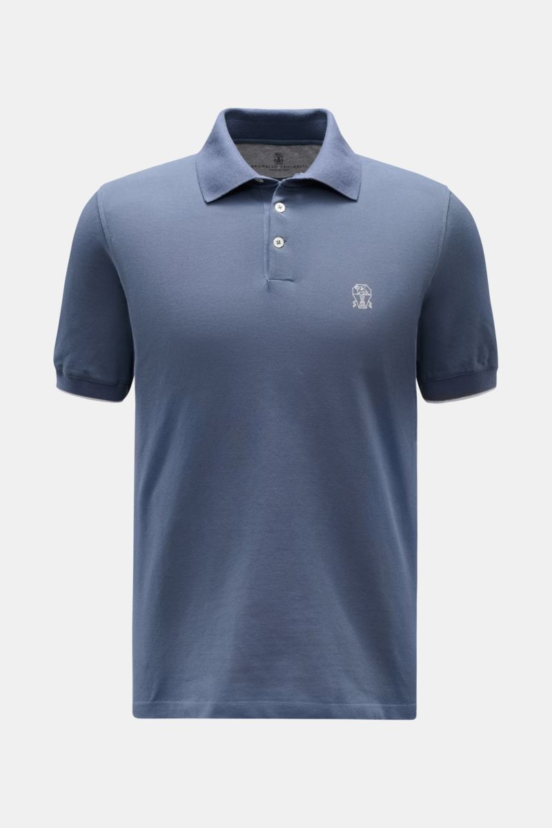 Front view of a blue Brunello Cucinelli Poloshirt weiß in slim fit, made of pure cotton piqué, with classic polo collar, three-button placket, ribbed cuffs with narrow contrast edge, short side slits, and subtle logo embroidery on chest. Cleanes Essential