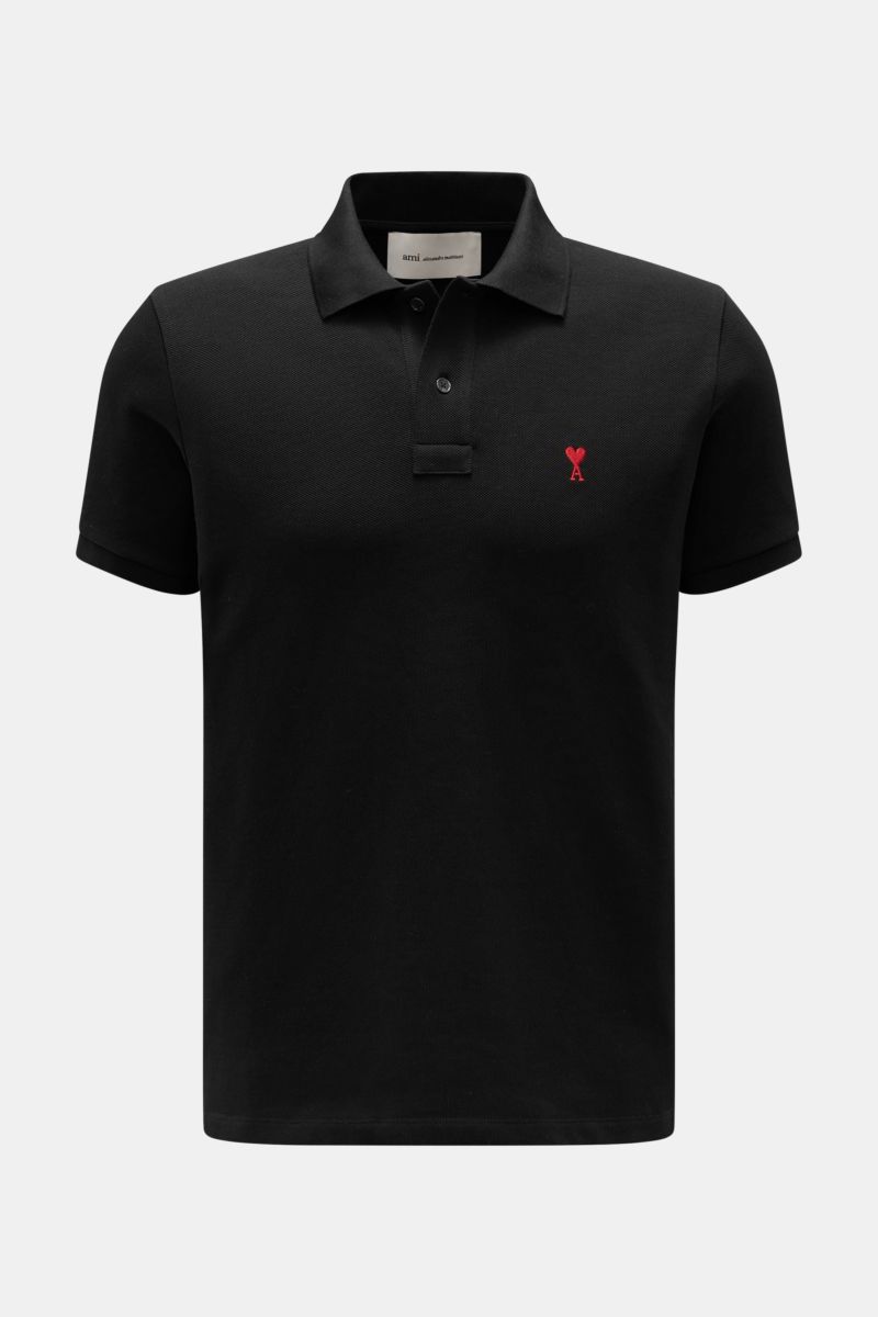 Front view of Ami Paris Poloshirt schwarz, a classic black cotton piqué polo with slim fit, two-button placket, elastic cuffs, short side slits, and red 'A' heart stitching on chest. Ein schöner Klassiker unter den Poloshirts: Das ikonisches Piqué-Mode