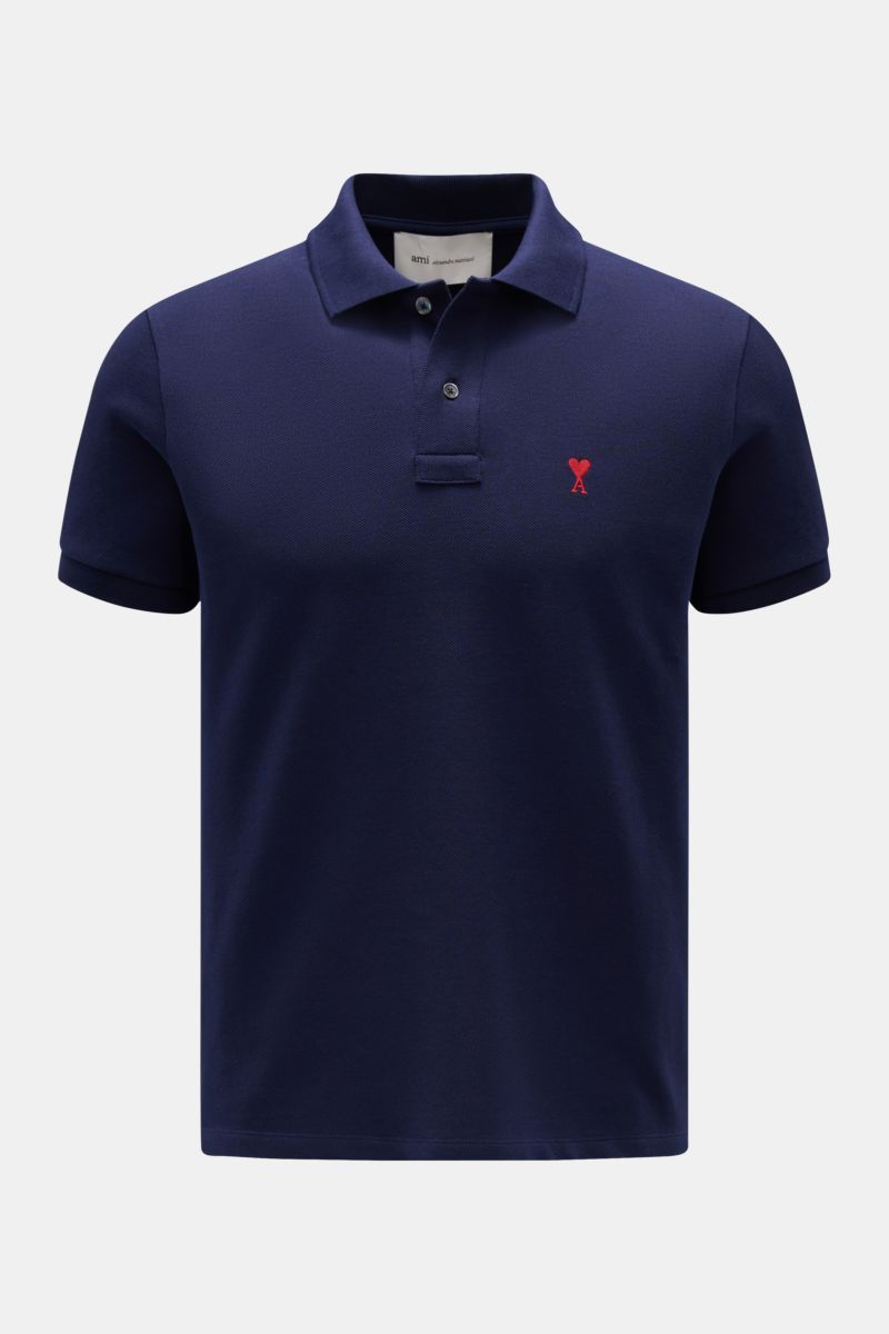 Ami Paris Poloshirt navy in Frontansicht, Slim Fit Piqué aus Baumwolle mit rotem A-Stitching, Polokragen und Zwei-Knopf-Leiste.