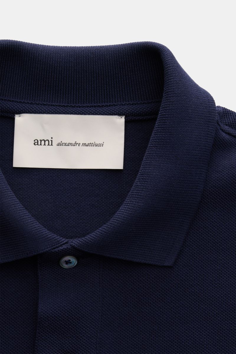 Ami Paris Poloshirt navy, Detailaufnahme von oben, Piqué-Baumwolle, Slim Fit, Polokragen, Zwei-Knopf-Leiste, elastische Bündchen, 'A'-Stitching.