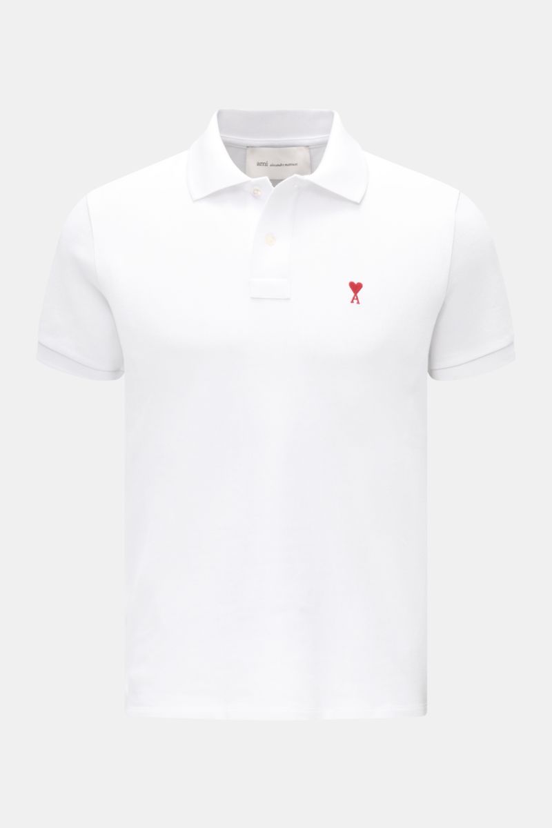 Ami Paris Poloshirt weiß, frontale Nahaufnahme, klassisches Piqué-Baumwollshirt mit Polokragen, Zwei-Knopf-Leiste, rotem 'A'-Stitching, elastischen Ärmelbündchen, slim fit, Unisex.