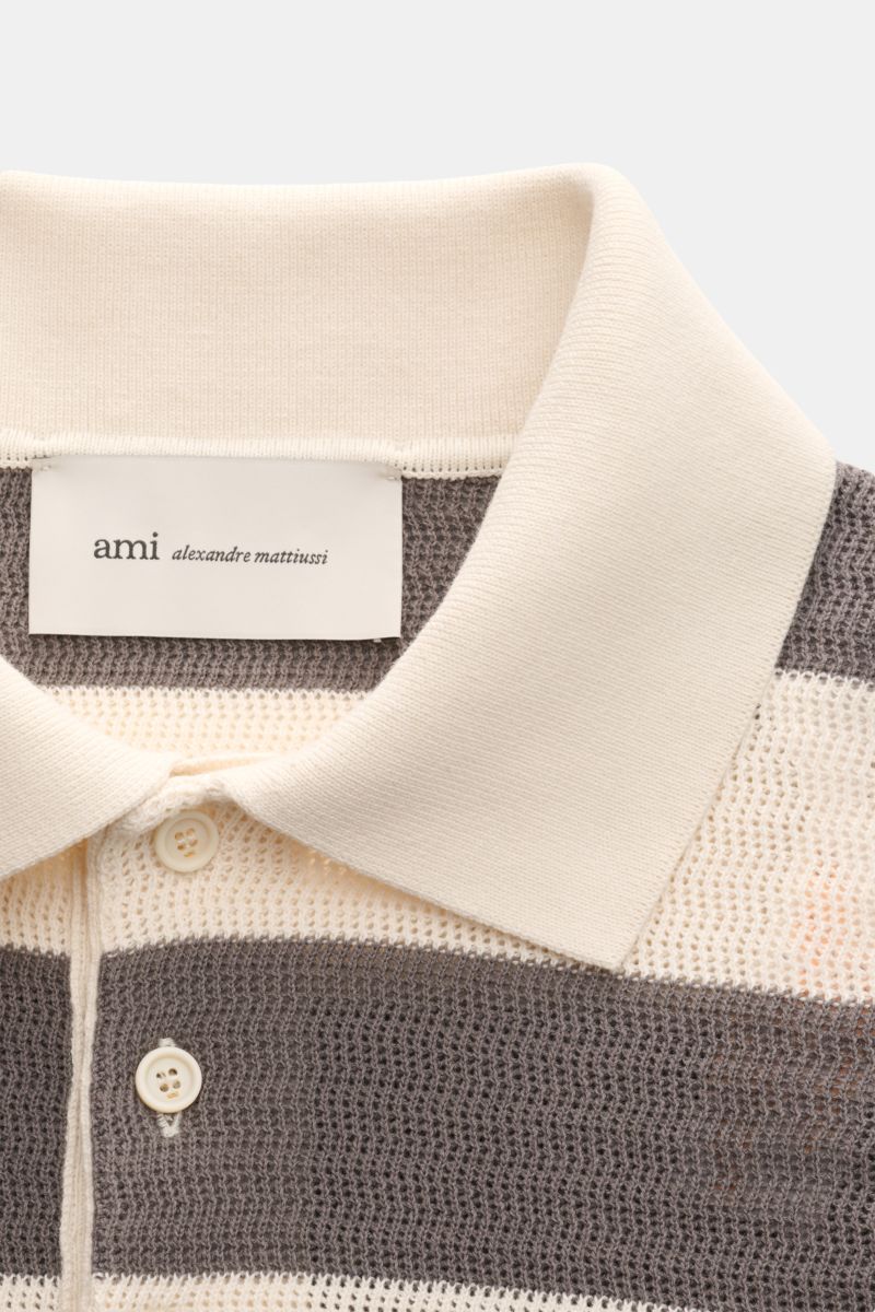 Ami Paris Kurzarm-Strickpolo grau/creme gestreift in Nahaufnahme von oben, aus reiner Baumwolle mit Streifen, Polokragen und Drei-Knopf-Leiste.
