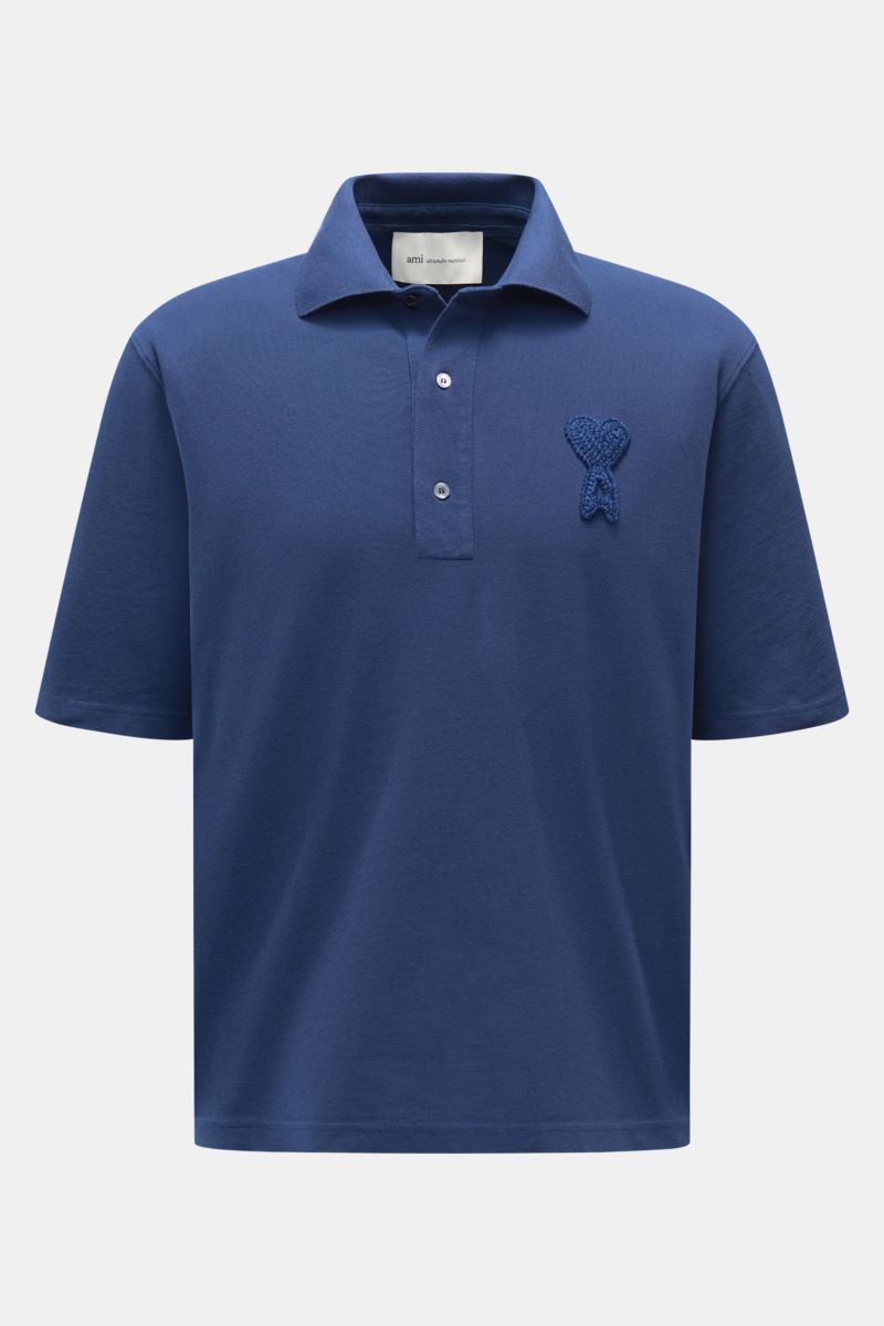Front view of Ami Paris Poloshirt 'Boxy Fit' dunkelblau, a classic polo with a straight cut for casual spring looks, made from pure cotton with fine piqué texture, soft feel, oversized fit, typical polo collar, three-button placket, and label-typical logo