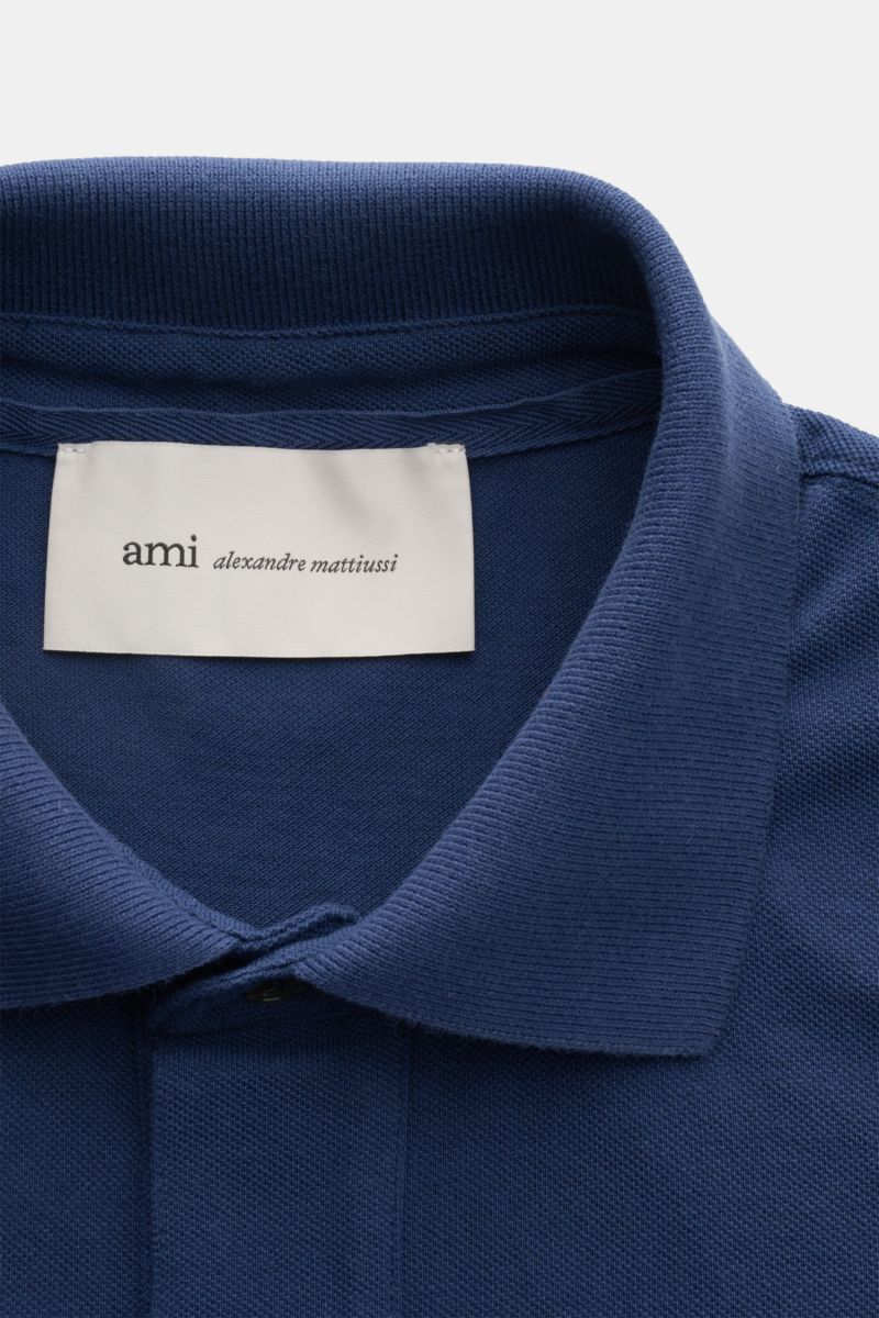 Close-up front view of Ami Paris Poloshirt 'Boxy Fit' dunkelblau showing the classic collar, three-button placket, and fine piqué texture.

Klassiker in moderner Silhouette: Das Poloshirt von AMI PARIS überzeugt mit geradem Schnitt für lässige Frühling