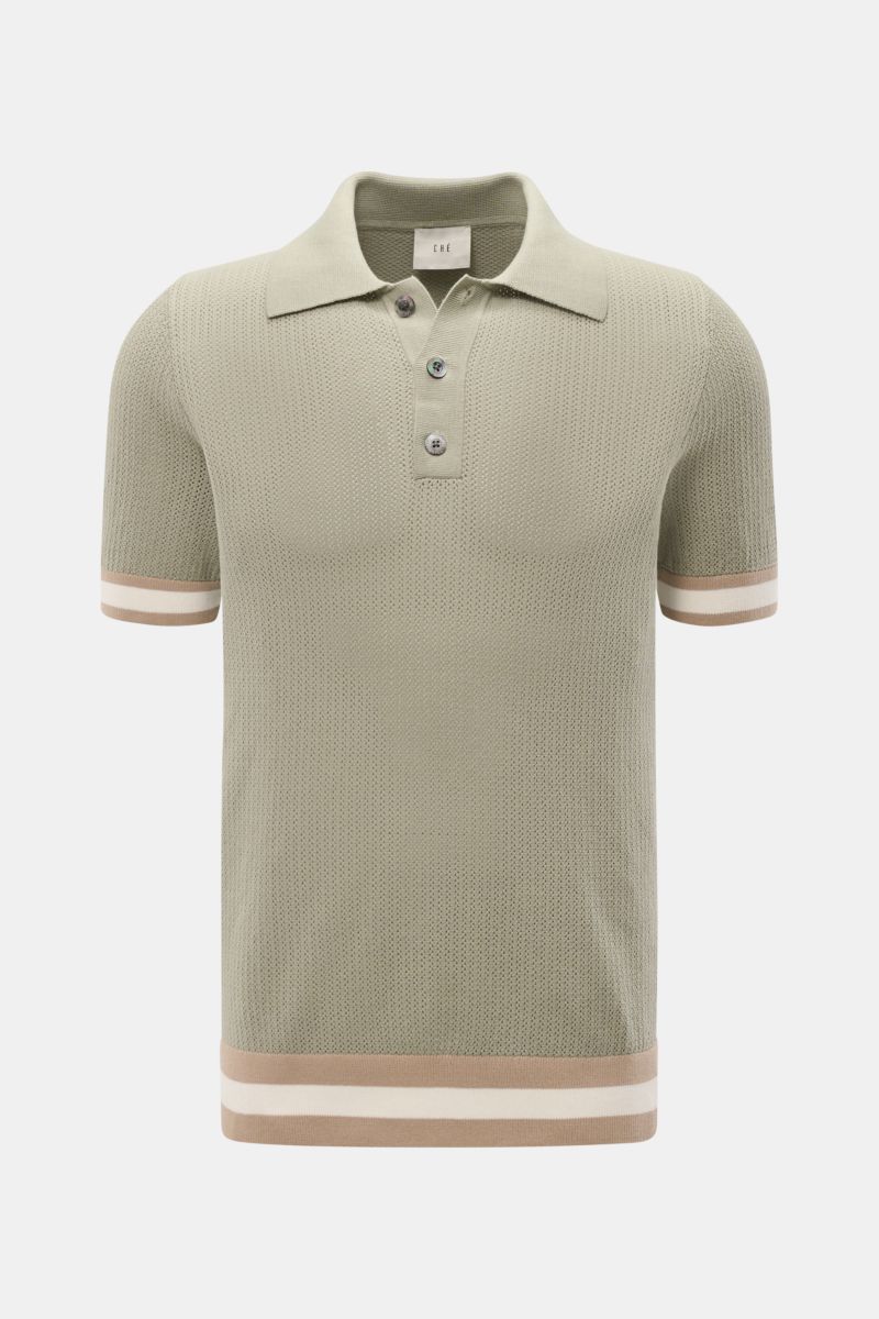 Ché Kurzarm-Strickpolo 'Quinn' salbei, frontale Nahaufnahme, luftiges, gestricktes Baumwollpolo mit gestreiften Rippbündchen, Regular Fit.
