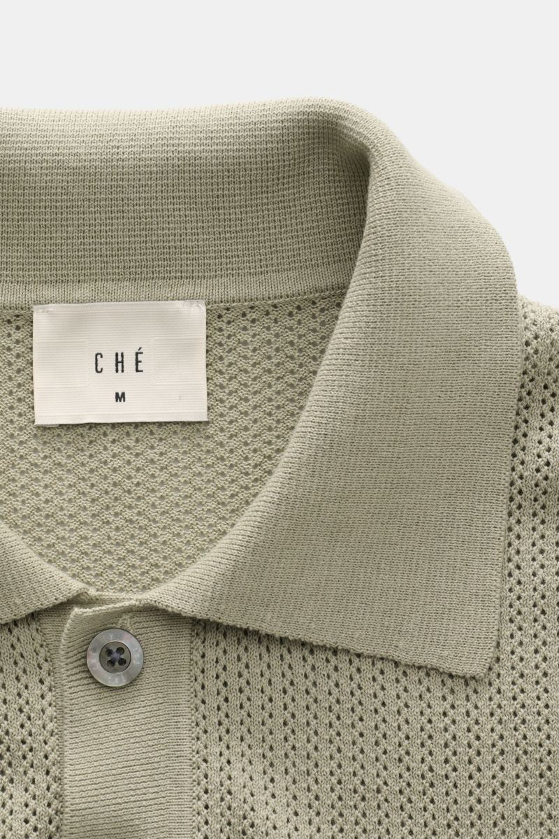 Nahaufnahme des Ché Kurzarm-Strickpolo 'Quinn' salbei von oben, luftiges Baumwoll-Strickmuster, Polokragen, Knopfleiste sichtbar.