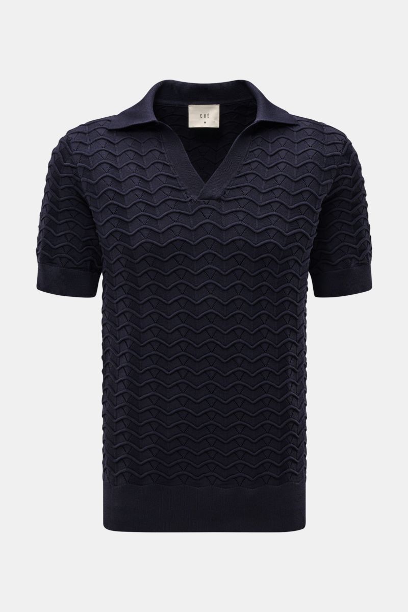 Front view of Ché Kurzarm-Strickpolo 'Ripple' navy with wave-patterned knit, short sleeves, classic collar, open placket, slim fit, and ribbed cuffs. 

Lässige Beach Vibes: Das Strickpolo von CHÉ garantiert entspannte Looks für warme Tage.

