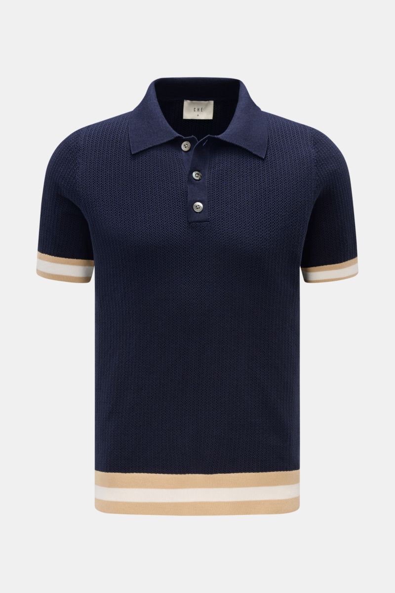 Front view of Ché Kurzarm-Strickpolo 'Quinn' navy/hellbraun, a lightweight short-sleeve knit polo with a three-button placket, knitted collar, and contrasting striped rib cuffs and hem.

Genießen Sie die Leichtigkeit des Sommers mit dem luftigen Kurzar