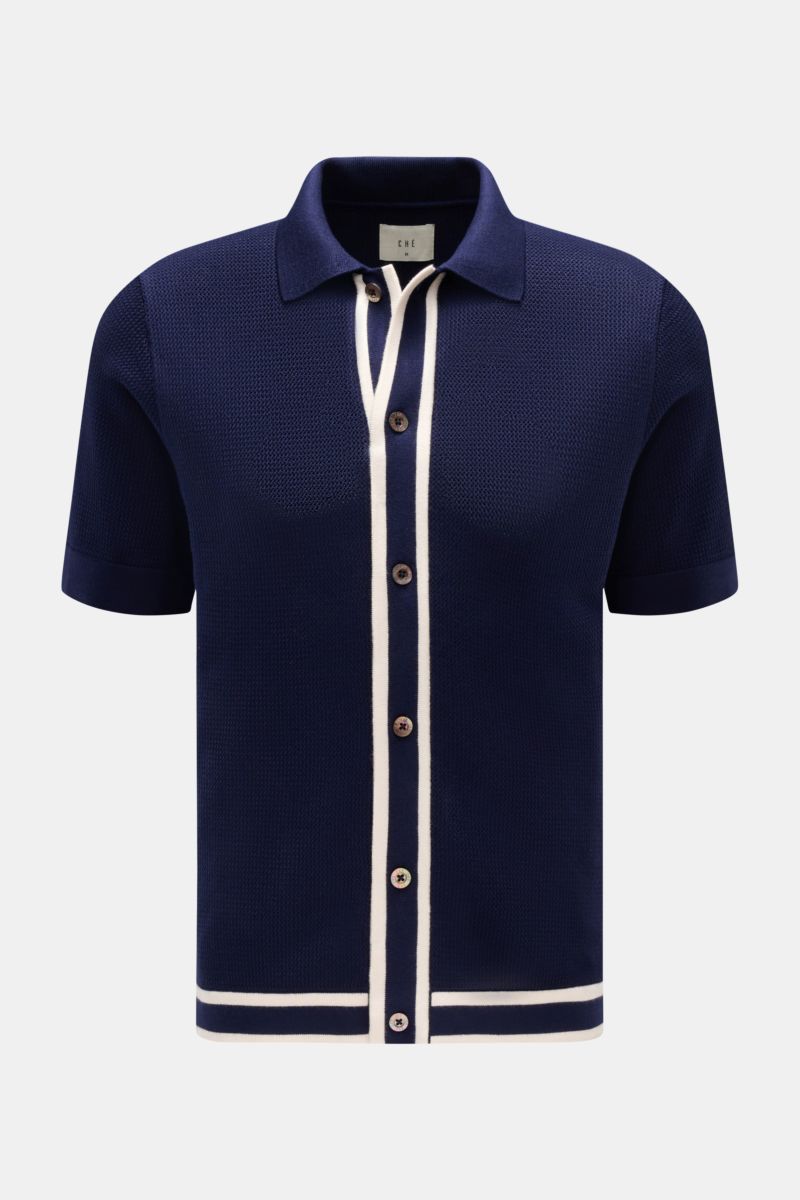 Front view of Ché Kurzarm-Strickhemd 'Jorge' navy, a slim fit knitted short-sleeve shirt with a collar, pearl-effect buttons, wide white contrast stripes, and a straight hem.

Additional description: Ob offen über einem T-Shirt oder geschlossen getrage
