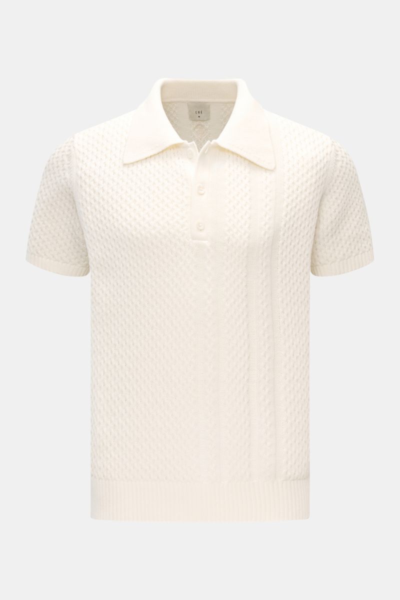 Front view of Ché Kurzarm-Strickpolo 'Santino' creme, a short-sleeve polo with a heavy, asymmetrical knit pattern in pure cotton, featuring a knitted collar, three-button placket, tonal CHÉ label, and flexible rib cuffs, combining style and depth for a ti