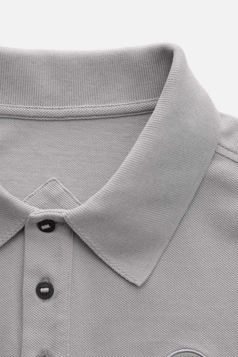 Close-up front view of the collar and upper chest of the Canada Goose Poloshirt 'Beckley' grau, showcasing cotton piqué fabric, three-button placket, and the CANADA GOOSE patch.

Description: Das klassische Poloshirt ist ein Must-have in der sportiven 