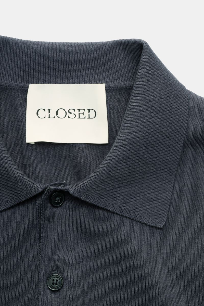 Closed Kurzarm-Strickpolo graublau aus Baumwolle, Feinstrick, weicher Griff, Slim Fit, gestrickter Polokragen, tiefe Vier-Knopf-Leiste, Detailfoto von oben.