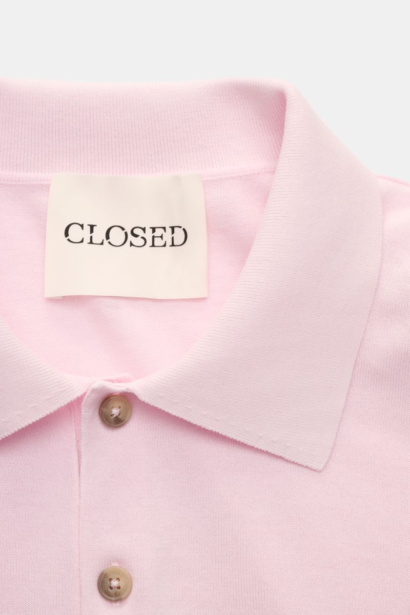 Close-up front view of Closed Short sleeve knit polo rose in soft pink, showing knit collar and two buttons.

This CLOSED short-sleeved knit polo in fine knit fabric is made from pure cotton, the perfect casual and stylish companion for the new season.