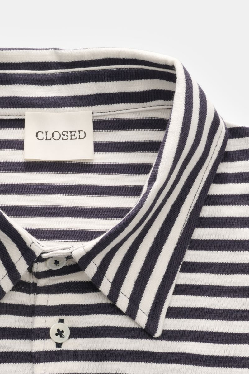 Close-up front view of the Closed Short sleeve knit polo dark navy/cream striped with a signature polo collar and three-button placket.

This CLOSED short sleeve knit polo is made from pure, soft cotton and is a sporty essential for the new season.